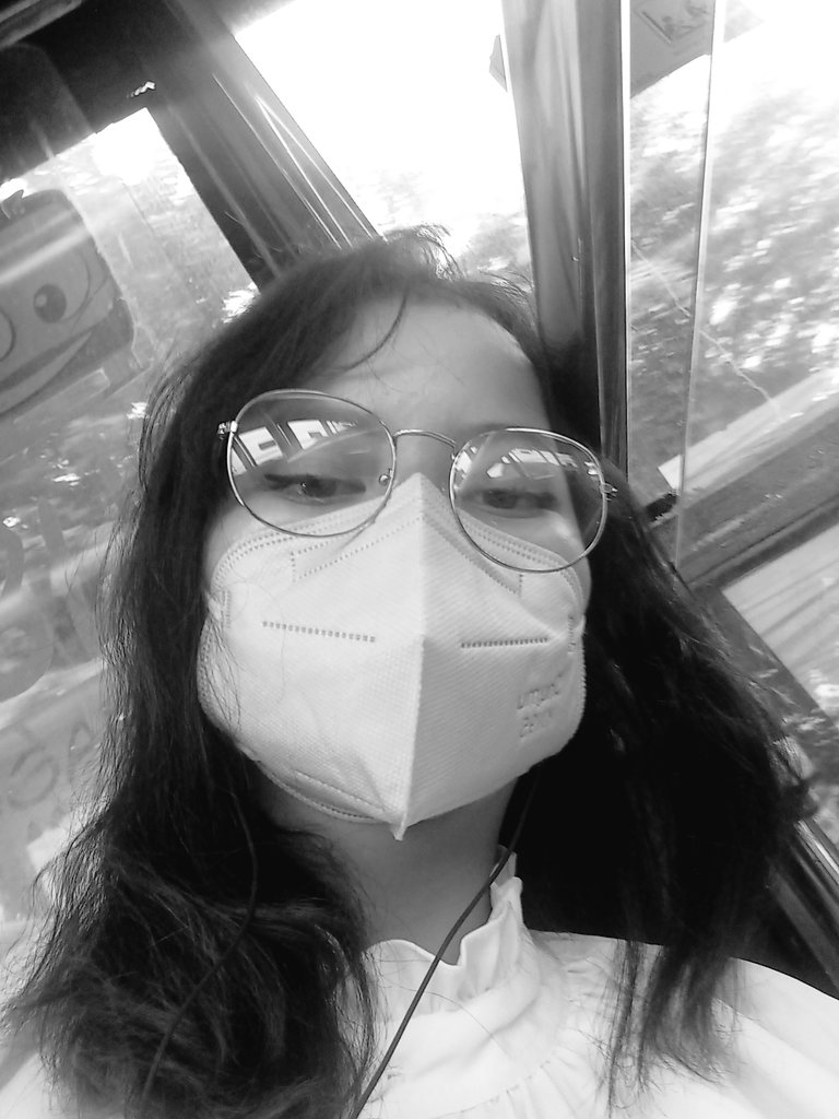 haaarff's tweet photo. problem repeats itself. Ketiduran di busway https://t.co/ykydKXC4JD