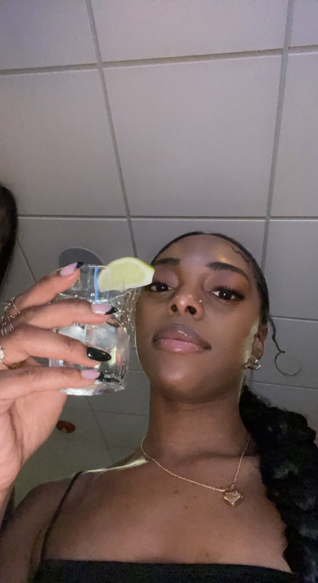 _jakeia's tweet photo. 🥂 https://t.co/2cc14f2vgK