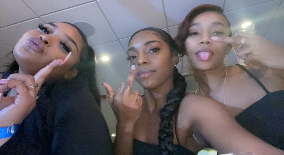 _jakeia's tweet photo. 🥂 https://t.co/2cc14f2vgK