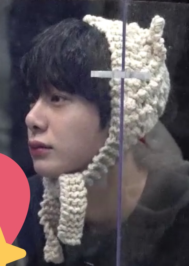 Qu_gome's tweet photo. 진짜 순..~해보인다 누가 자기 가지고 놀던거 홱 뺏어가도 저러고 모옹..보고있을거같음 https://t.co/0bXiYzQF5s