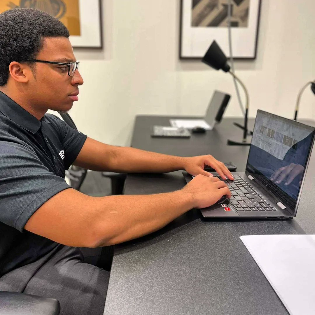 IMRICHCARROLL's tweet photo. Work while they sleep 🧑🏾‍💻
•
Learn while they party 📚 
•
Invest while they spend 📈
•
Live like they dream 🏝 https://t.co/W61qH7kxo2
