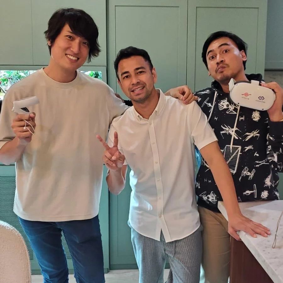 ShintaVR's tweet photo. Now, everybody talk about metaverse. Which VR is one of fundamental tech for it. We are ready with all of our product @millealab and @spacecollab.io also Virtual Character Technology that had created so many impactful things. 

Metaverse fundamental rule is "decentralize" https://t.co/yVbg4gSJIY