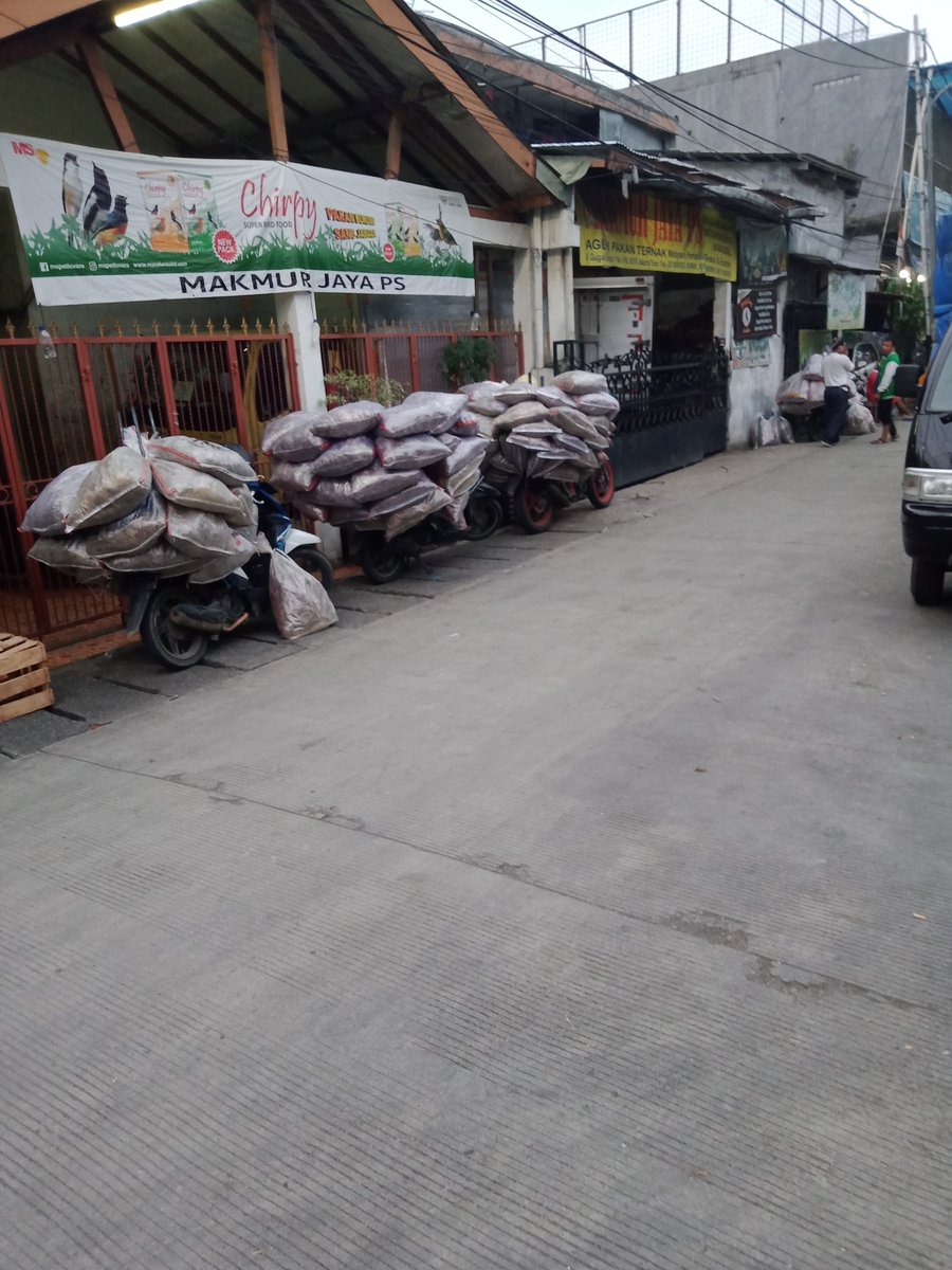 dos_rian2's tweet photo. Permisi, numpang jualan untuk pakan ikan, burung, dll.
#jangkrik
#jangkrikbos
#ulathongkong
#ulatjerman
#pedagang
#seles
#bekasi
#Jakarta 
#sunmori
#nightride
#cb150r
#TerserahPolisi 
#KPKTakutGibranKaesang 
#HuntingKlorofil 
#kicaumania
#jangkrikbalap https://t.co/gd2dd5FnLb