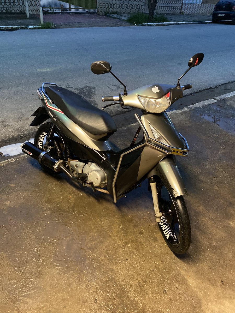 Gribeiroo7's tweet photo. Roubaram minha moto aqui em frente de casa na rua do colégio armando dias japeri, placa KZB3464
Quem vê me manda mensagens.
E se puder dar RT pra ajudar.

A pessoa levou ela empurrando. https://t.co/2ffI395B71