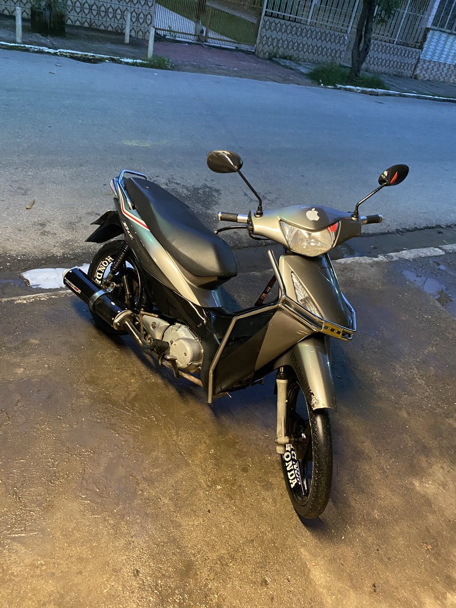 Gribeiroo7's tweet photo. Roubaram minha moto aqui em frente de casa na rua do colégio armando dias japeri, placa KZB3464
Quem vê me manda mensagens.
E se puder dar RT pra ajudar.

A pessoa levou ela empurrando. https://t.co/2ffI395B71
