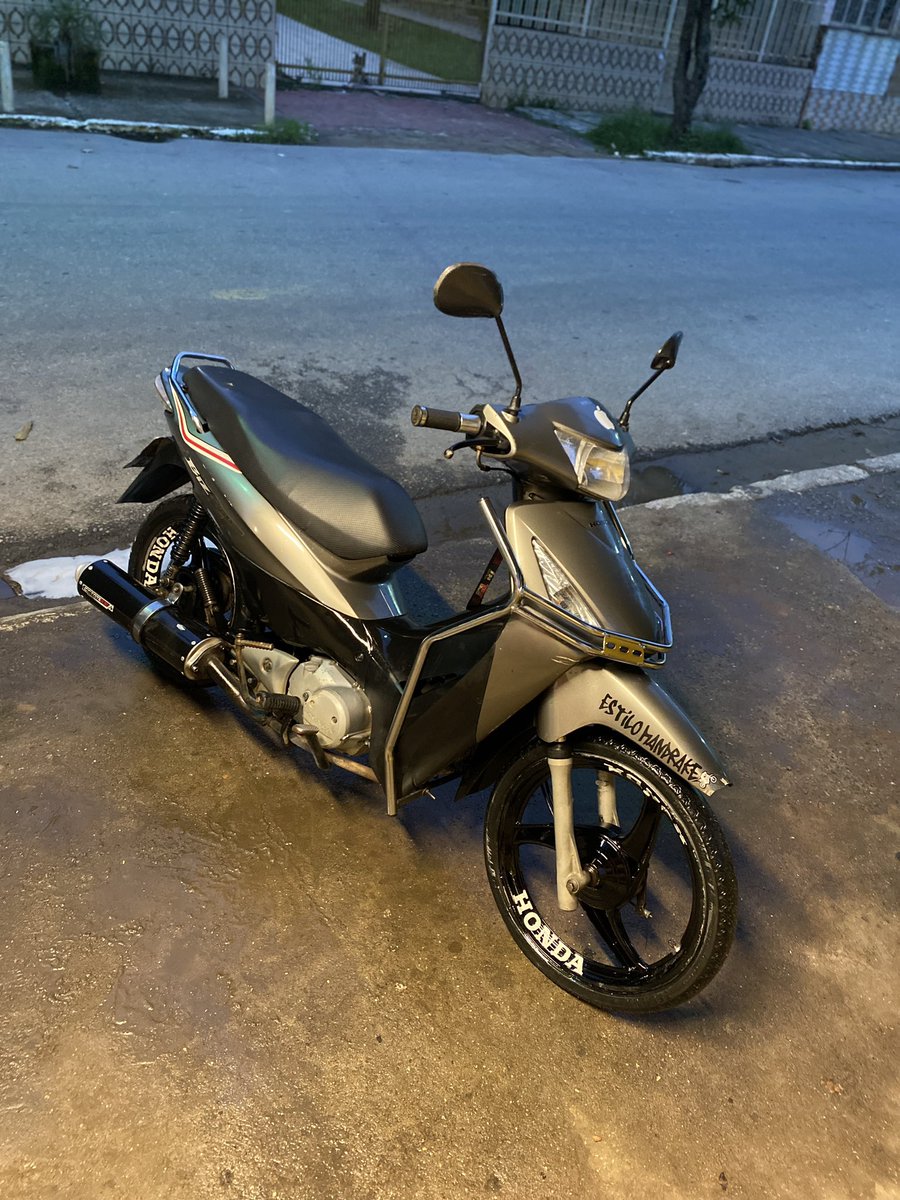 Gribeiroo7's tweet photo. Roubaram minha moto aqui em frente de casa na rua do colégio armando dias japeri, placa KZB3464
Quem vê me manda mensagens.
E se puder dar RT pra ajudar.

A pessoa levou ela empurrando. https://t.co/2ffI395B71