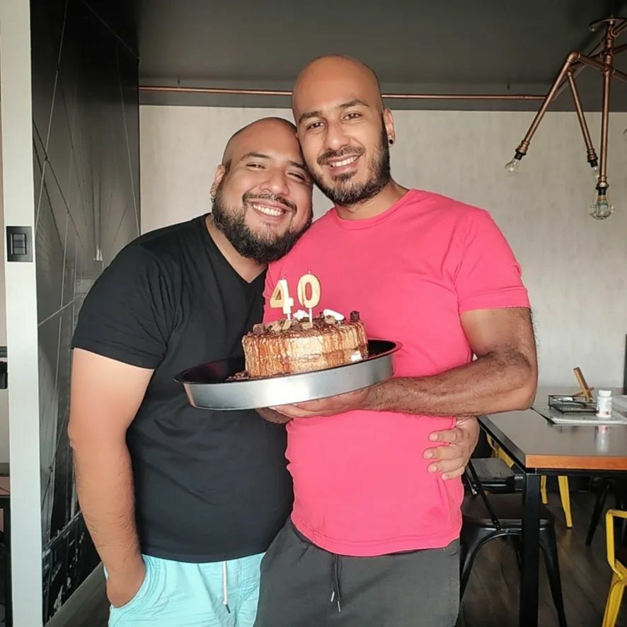 Como cuando tu novio cumple 40 y parece menor que tú. Feliz día al más bonito 🤗❤️. instagr.am/p/CY0ANbBrCQH/