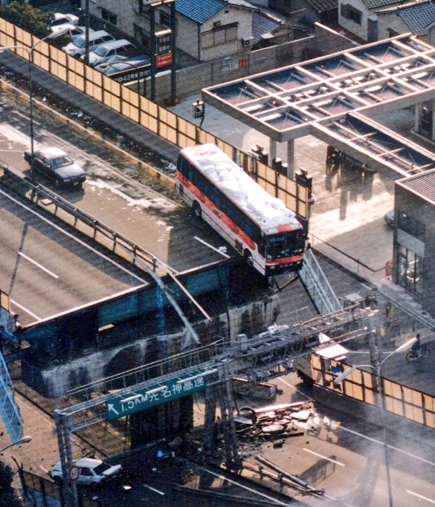 阪神・淡路大震災から27年。TVに映る言葉を失う程に崩れ落ちた街並みと観光バスが高速道路から落ちず間一髪助かった映像が今も脳裏に焼き付いてる。体験した方には見たくない写真かも知れないが当時を知らない若者や後世に伝えるべく敢えて載せる。亡くなられた方々のご冥福をお祈り申し上げます。合掌