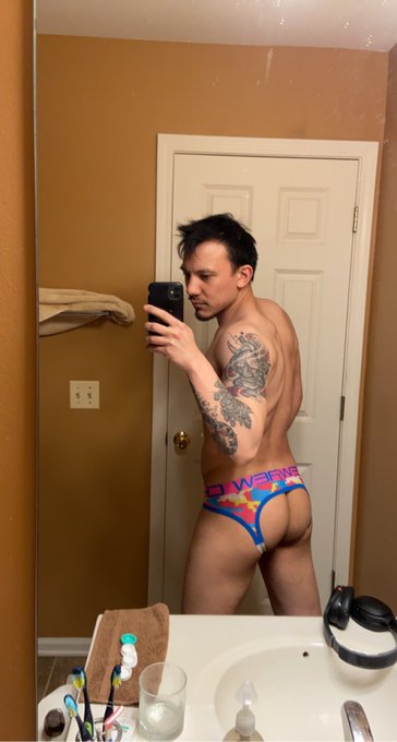 2 pic. Pop of color ? #xxx #bisexual #onlyfans #bi #content #accountant #contentcreation #sellingcontent