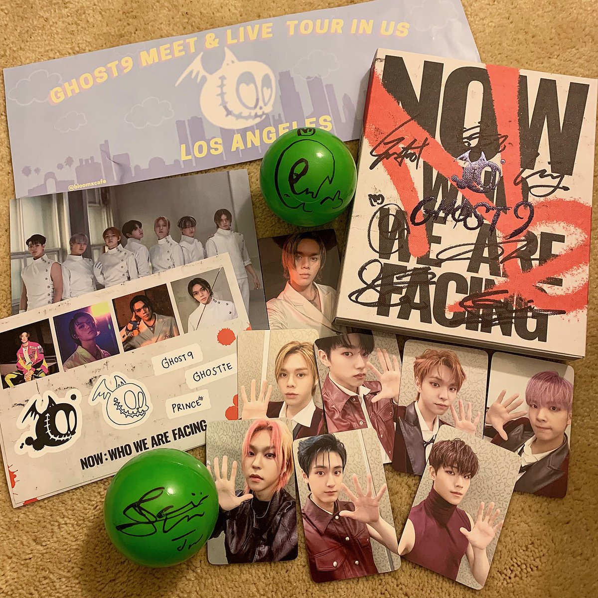 xoxosnowbunnies's tweet photo. Had an amazing time with @hi_jenius yesterday at @GHOST9OFFICIAL concert!!! Signed albums,balls and photocards 😍 #Ghost9inLA #Ghostie 
#고스트나인 

Thank you @bloomxcafe for the banner it was so cute! #Ghost9InTheNow #InTheNow https://t.co/CwxYP5zF0f