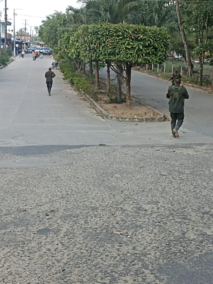 jflafaurie's tweet photo. Esmeralda un Corregimiento de Arauquita; Corregimiento a 120 km de Arauca. Vemos al ELN pasearse como “perro por su casa”. En épocas de la Seguridad Democrática no salía un solo guerrillero a la zona urbana. Habían 14 retenes del ejército entre Tame y Arauca! Hoy no hay uno. https://t.co/cXOHq4gjYE