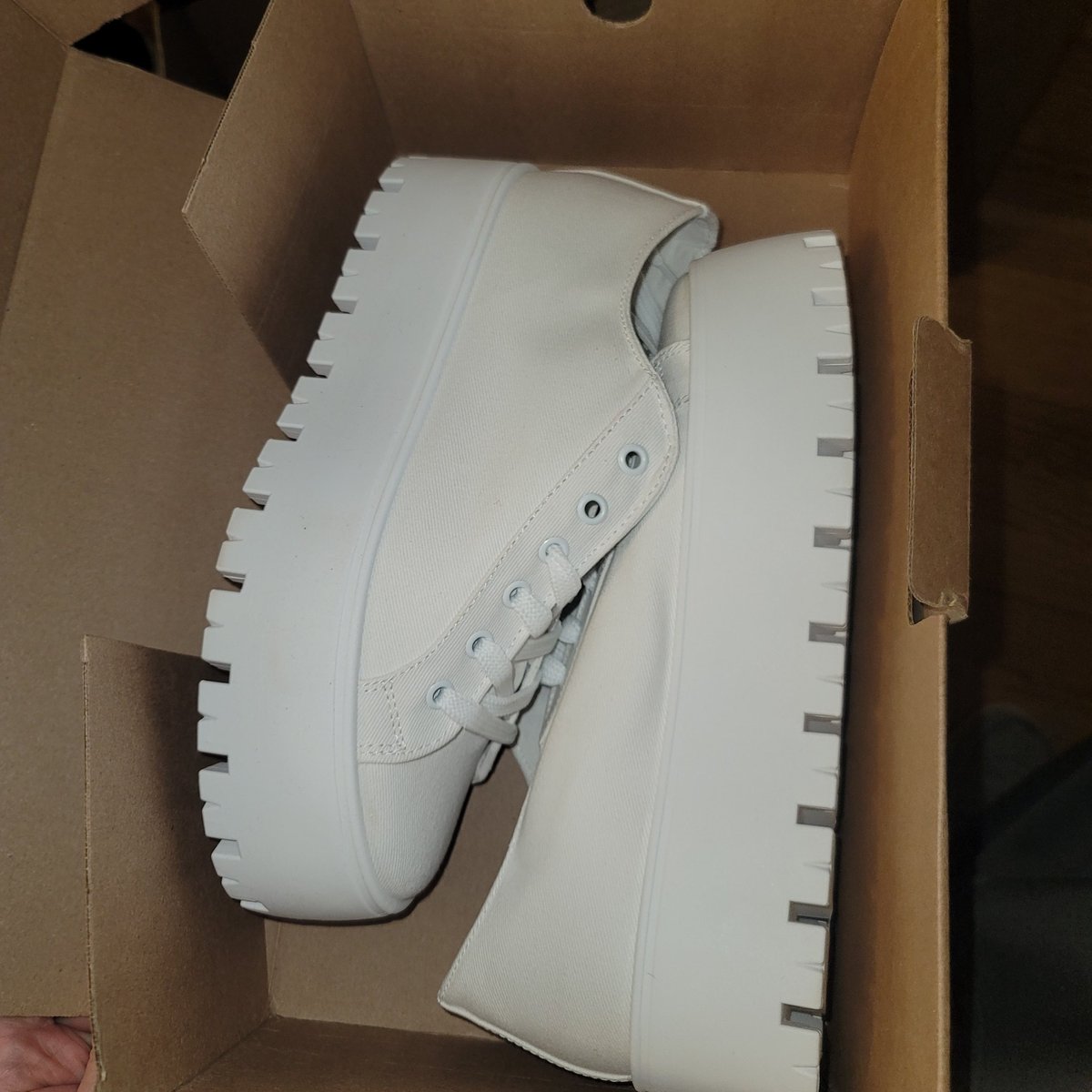 abeezy337's tweet photo. @FedEx @FedExHelp I was very happy to finally find a Ps5 for my daughter after 2 years of trying to get one. Found one and ordered one from Walmart last week only for it to get here and to my surprise , what did I find ......  A cheap pair of women's shoes!!! https://t.co/zocFPAwLwo