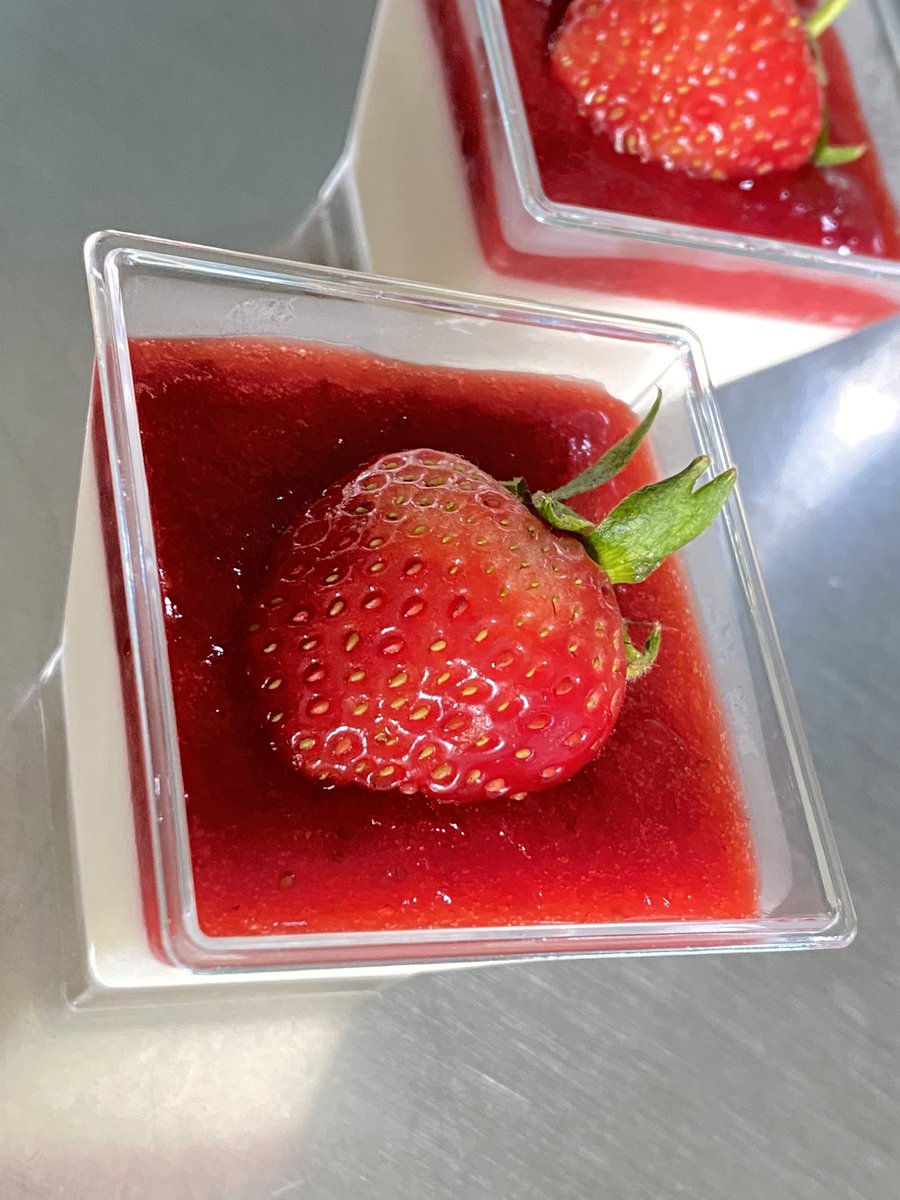 abkanokwan's tweet photo. Red is more🥰 
Strawberry Panna Cotta🍓🍓
#Strawberry #pannacotta #BakeKaBite #BakeKaBiteTHA #bakery #bake #desserts #เบเกอรี่ #nobakedessert https://t.co/habwBSDAhO