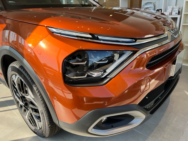 CitroenHikone's tweet photo. シトロエンの新しいスタイルを象徴する
V字型に広がる斬新な
#LEDシグネチャーライトユニット
#NEWC4 #Citroën #シトロエン彦根 https://t.co/Q5FoGtYuKd
