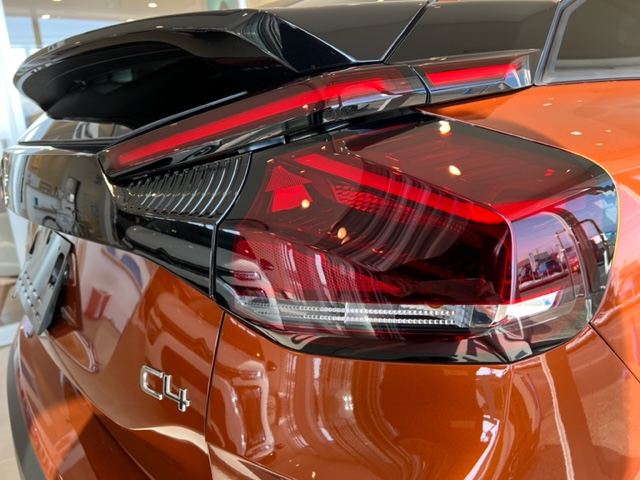 CitroenHikone's tweet photo. シトロエンの新しいスタイルを象徴する
V字型に広がる斬新な
#LEDシグネチャーライトユニット
#NEWC4 #Citroën #シトロエン彦根 https://t.co/Q5FoGtYuKd