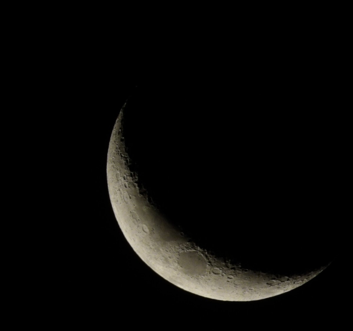 stillarrogantt's tweet photo. @NiallOfficial what do you think about my moon photos? https://t.co/qiCd3gP7bu