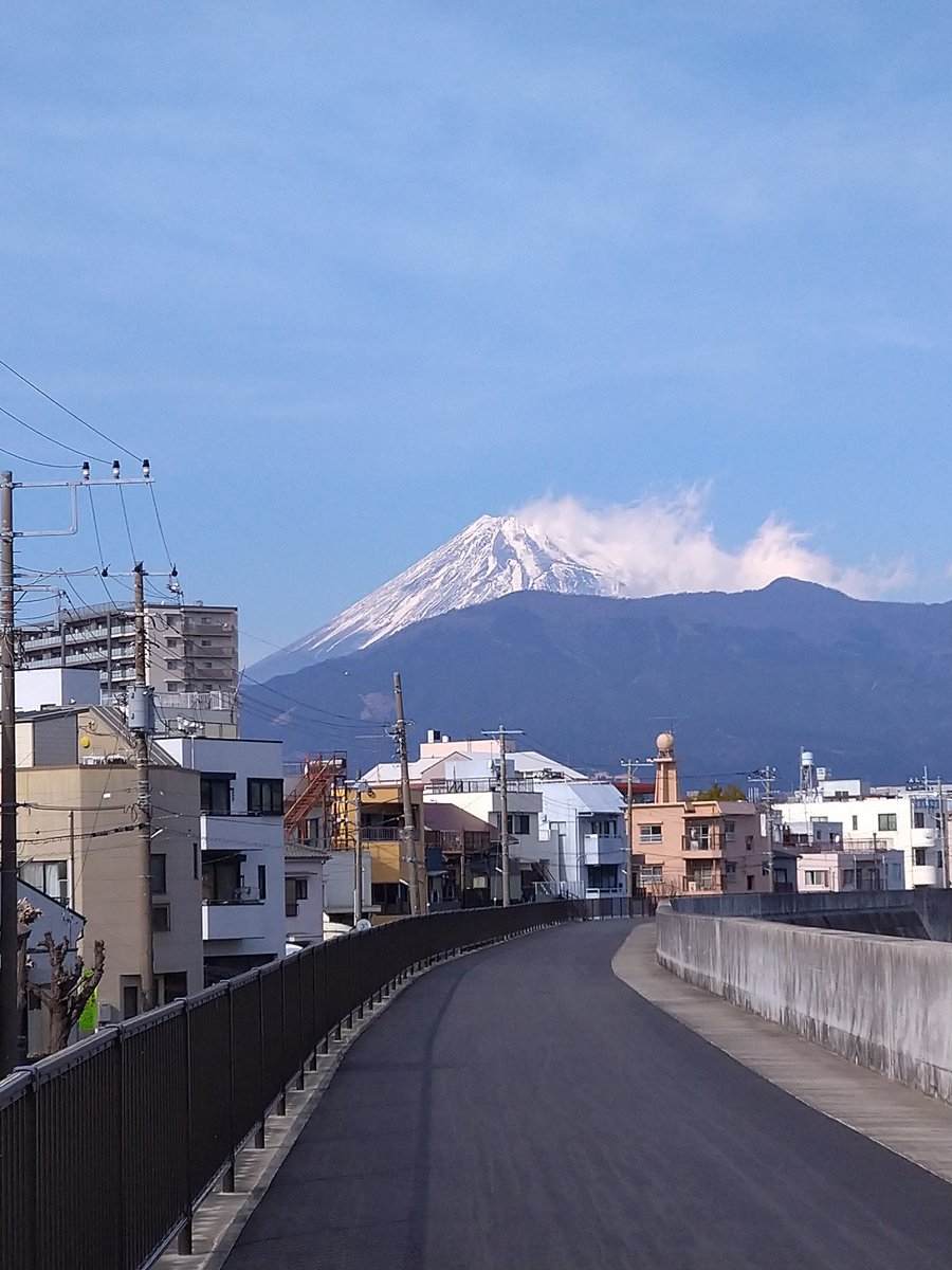 曜ちゃんの家の前から今日の富士山