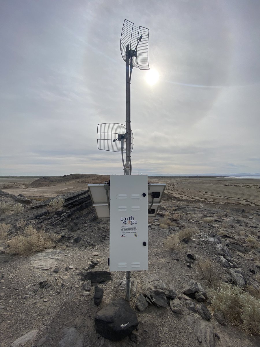 AdventureMomo's tweet photo. Friend: there’s some sort of weather station up here. Me: omg I think it’s geodetic 🤩! Loved seeing a  @UNAVCO @IRIS_EPO @NSF station in the wild. #geoscience 🤓🌎🌋💎⚒ https://t.co/v3teinKSeR