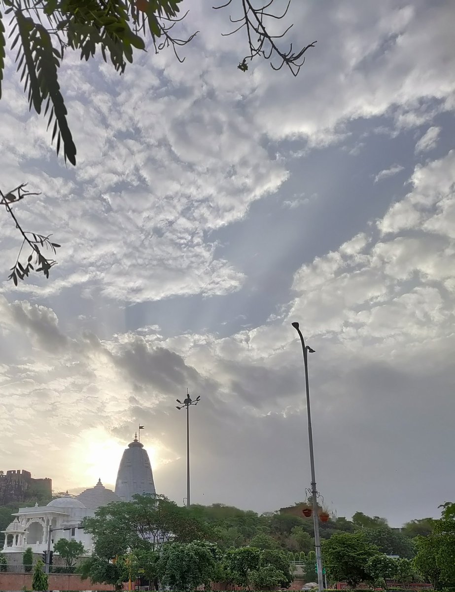 SwaytankM's tweet photo. Beautiful Mornings are about to come. Just stay put. #morning #WINTER #abouttocome #vacationsbyrainbow #birlatemple #Jaipur #skyline https://t.co/f67LRqh6YG