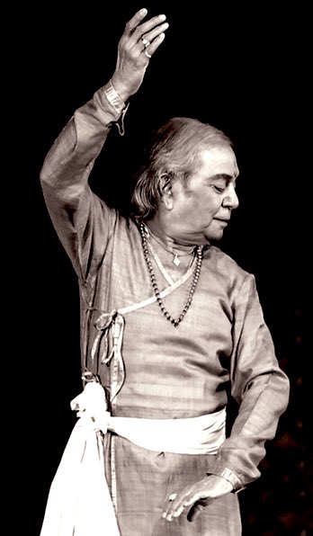 कथक के सरताज: प्रसिद्ध कथक नर्तक पद्म विभूषण बिरजू महाराज का निधन भारत के लिए बहुत ही बड़ी दुखद घटना है, उनकी कमी कला जगत को हमेशा महसूस होगी 🙏
#BirjuMaharaj