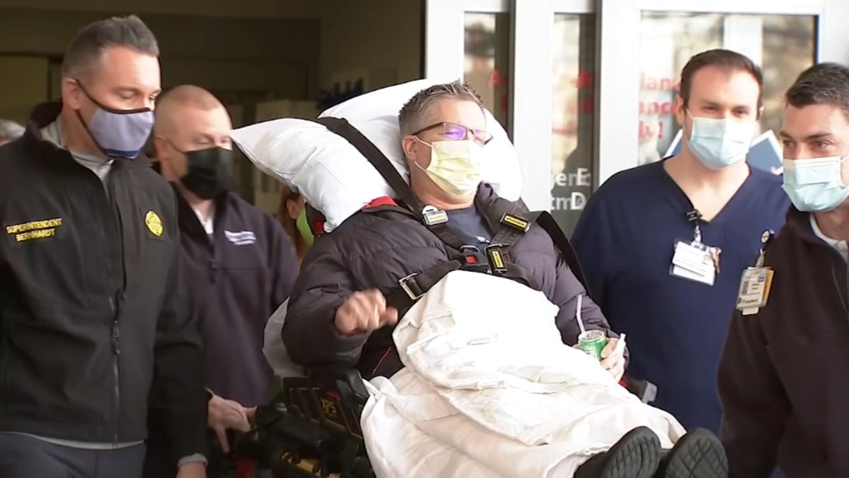 The pilot credited for a miraculous crash landing in Philadelphia was released from the hospital to a heroes welcome of first responders. https://t.co/AG0EBzz2d4 https://t.co/7Letw20GdM