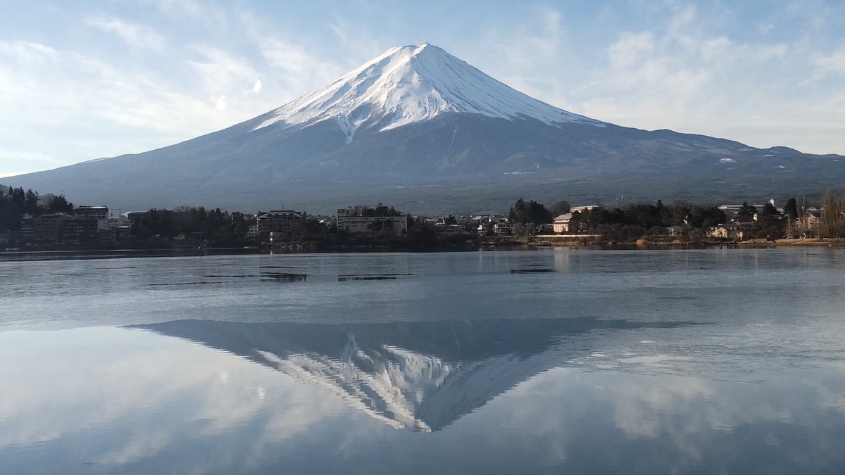 河口湖の結氷です。といっても厚さはわずかでほどなく溶けると思いますが、石ころを乗せて見たら上手くいきました。逆さ富士も見えていますが、氷の張ったところには写りこみません。