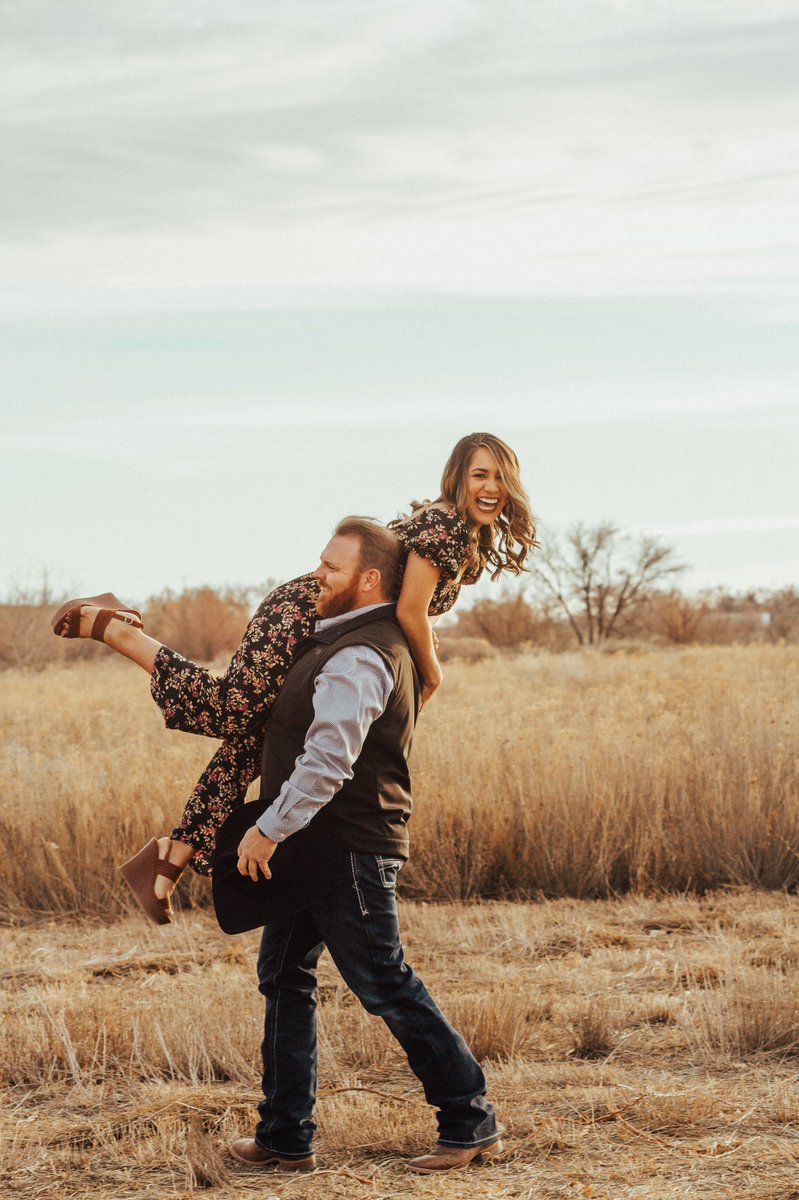this is your sign to take a boat out in the middle of a lake &amp; take your engagement pictures 😍