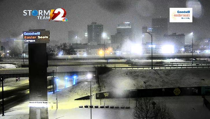 CarlySmithWX's tweet photo. The snow is starting to come to an end in Montgomery County. Showers will continue to move east. The Winter Weather Advisory is until 7 a.m for Warren, Clinton, Greene, Clark, and Champaign County. Be prepared for slick roads during the morning commute. 
https://t.co/2LaUA2GxKP https://t.co/ZWKPeJpAXI