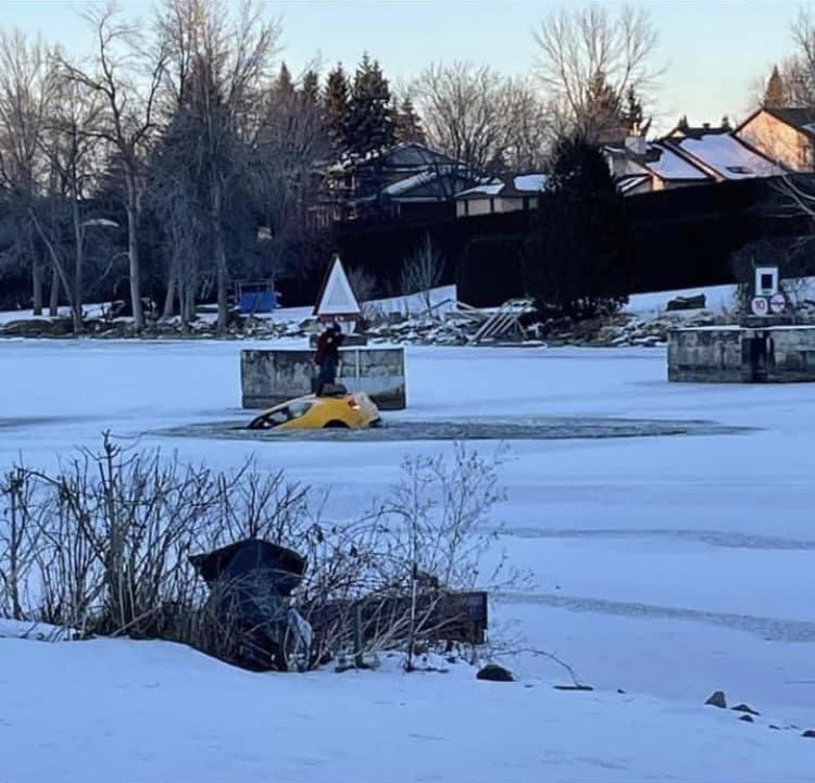 figi1966's tweet photo. This woman decided to use the river as a roadway and when her car broke through the ice she decided to take selfies while she stood on the trunk of her car!  🤦🏻‍♀️🤦🏻‍♀️
She ended up in the water and the police rescued her. https://t.co/f96Ljq5GKv