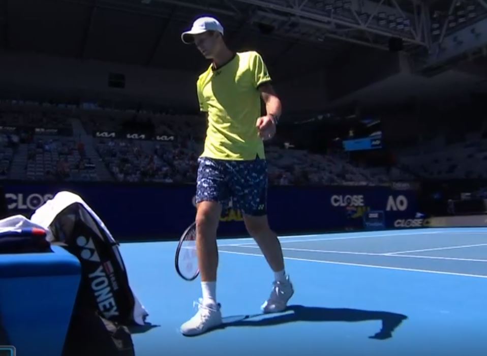 Hurkacz is dressed like a dad about to take his kids for a BBQ at the beach #AustralianOpen