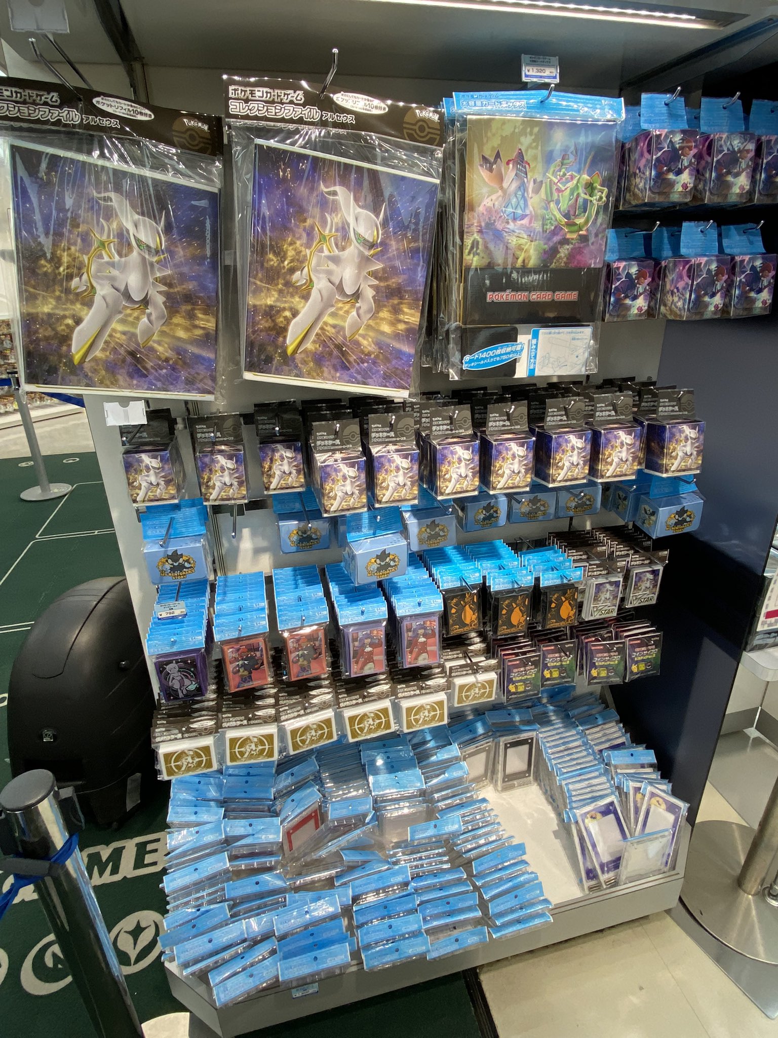 毎日紹介 ポケモンカード紹介 旧裏好き ポケモンセンターナゴヤ情報 スターバース在庫ありますね カードサプライはミュウツーやリザードンのデッキシールドがあります シャイニースターvがなぜか復活してますね笑 ポケモンセンターナゴヤ ポケモン