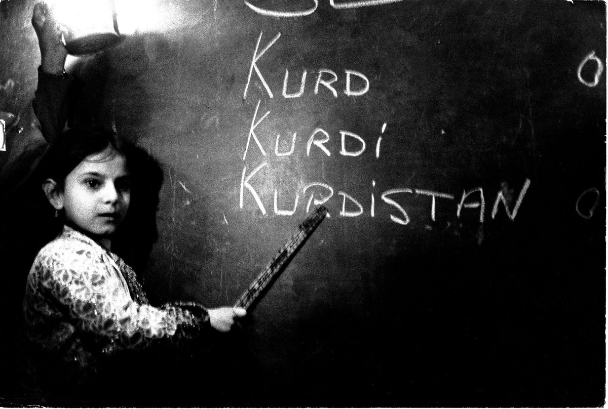 KarwanFaidhiDri's tweet photo. 🟦The story behind this iconic photo

It was taken at a Kurdish school in Galala, Erbil province in 1964 by French journalist Chris Kutschera. 

The six-year-old girl in the photo is Shna - daughter of PUK commander Ali Askari. She lives in Sulaimani now. https://t.co/HaI0llPFoL
