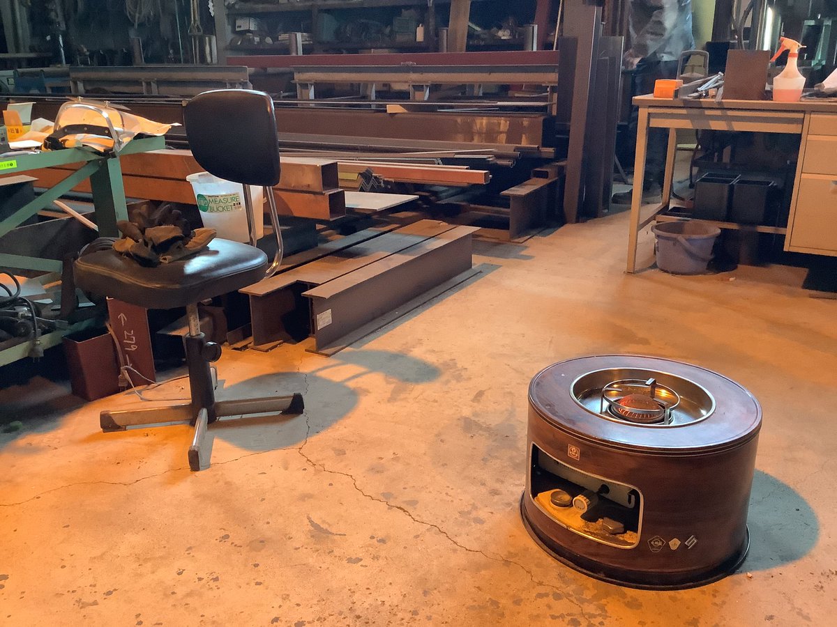 hagukumigarage's tweet photo. 弊社の現場監督、極寒の工場でこのストーブ1つで頑張ってます
(T ^ T)
#栃木市
#丸善工業
#育みの家
#onestopgarage
#garage
#おれのガレージ
#diy
#ガレージデッキ
#ウッドデッキ
#ガレージライフ
#ガレージライフを楽しもう
#現場監督奮闘記 https://t.co/nqijwHoOUm