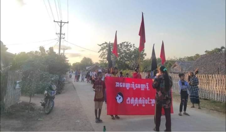 Early Morning Strike led by Ma Le Thar Students Union from Monywa to root out the military dictatorship.

#SanctionMOGE #2022Jan17Coup 
#WhatsHappeningInMyanmar