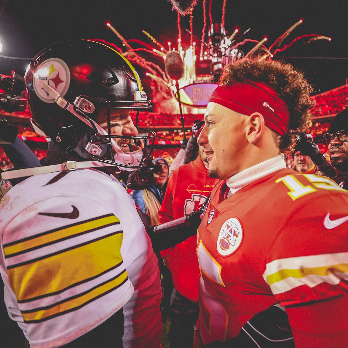 Chiefs's tweet photo. Respect, always 🤝 https://t.co/G8mS8gLobU