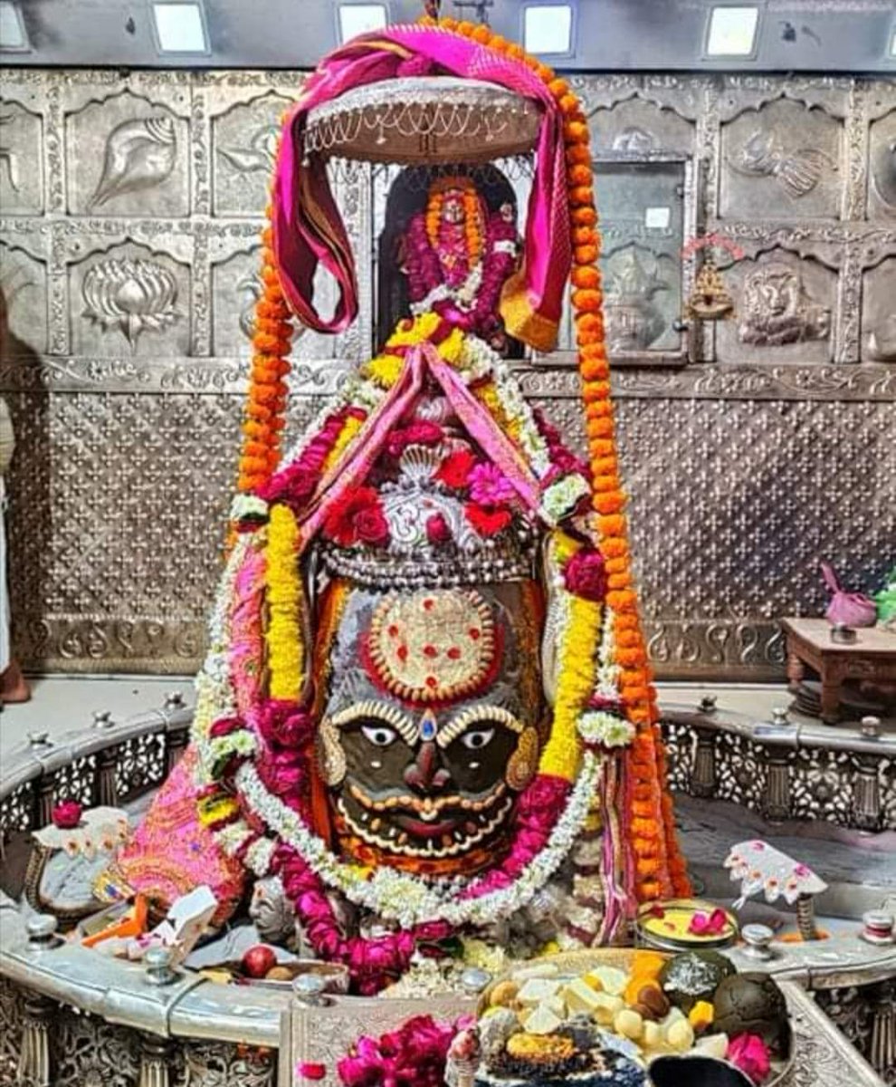 🌹🙏जय श्री महांकाल 🙏🌹

ॐ  त्र्यम्बकं  यजामहे  सुगन्धिं  पुष्टिवर्धनम् ।
उर्वारुकमिव बन्धनान् मृत्योर्मुक्षीय मामृतात् ॥

ॐ नमः शिवाय 🔱🙏

हर हर महादेव 🔱🌿🏹💐🙏