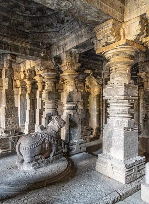 KnowOurTemples's tweet photo. 2 temples in Parli, Maharashtra are in a ruined state.Both are Shiv Temples, and one of them has a headless Nandi
The lingam is also unique with 3 faces outside, an “invisible” face of the same size in the center and an additional 2 smaller faces on the outside
#MondayMotivation https://t.co/tII23fq7BW