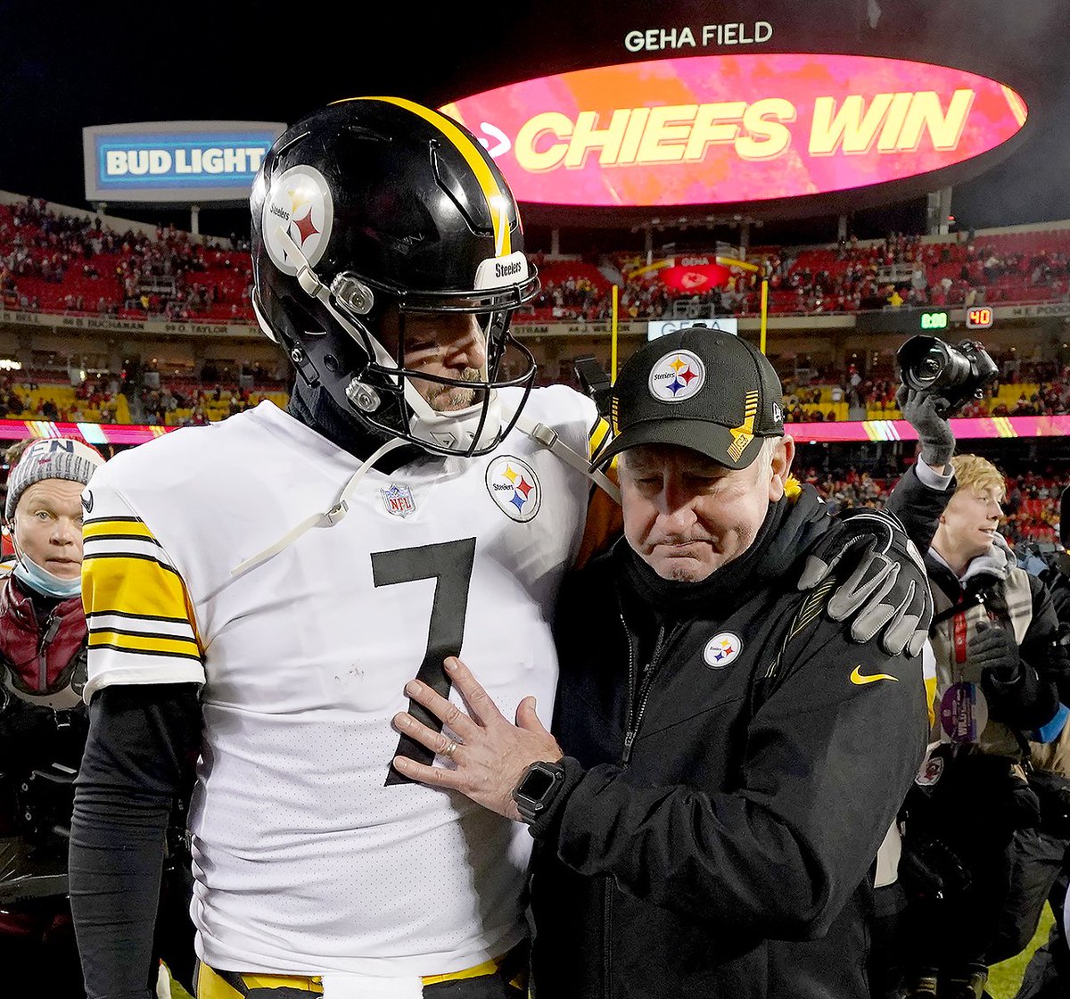 MattFreedPhoto's tweet photo. Steelers quarterback Ben Roethlisberger walks off the field with senior conditioning coordinator Garrett Giemont after losing to the Chiefs Sunday. https://t.co/6Vz8yoybEa