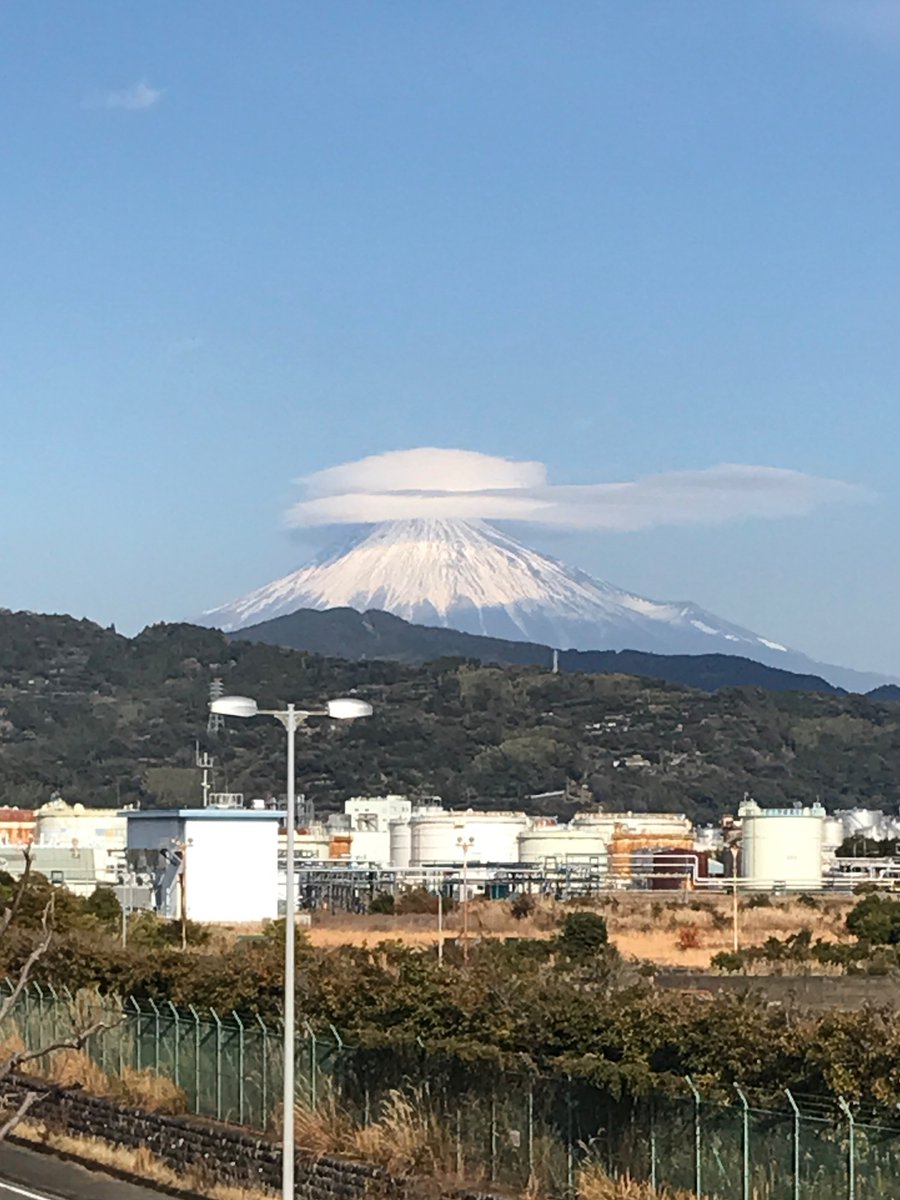 帰省した時に見えた富士山です🗻 よく、笠雲が出たら雨が降るなんて言われますが 確かこの日は降らなかったんですよね… いつか登ってみたいなあ… byグリーン