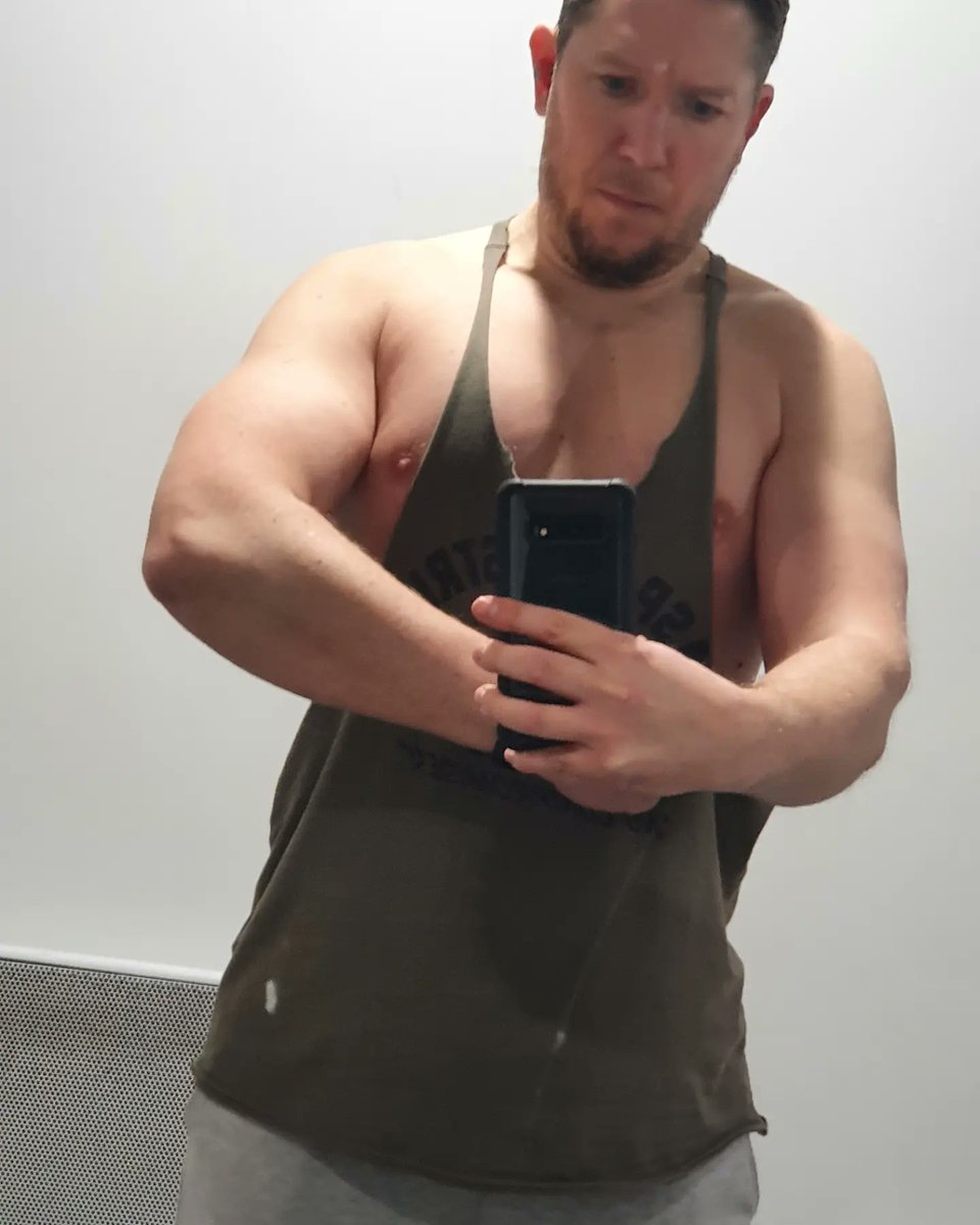 GavinWi79234383's tweet photo. #ChestMonday to start the week. Hands up if you want huge pecs 🙋‍♂️💪#bodybuilding #muscles #pecs #hevage #gethuge #getswole #projectmutate2022 #fitness #fitguy #bettergymsidcup https://t.co/OXJWseA8tA