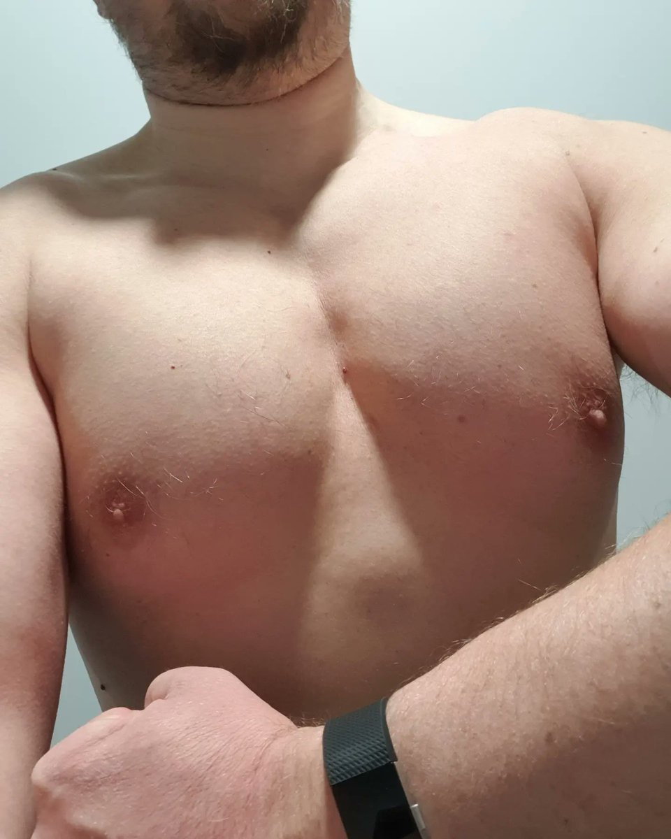 GavinWi79234383's tweet photo. #ChestMonday to start the week. Hands up if you want huge pecs 🙋‍♂️💪#bodybuilding #muscles #pecs #hevage #gethuge #getswole #projectmutate2022 #fitness #fitguy #bettergymsidcup https://t.co/OXJWseA8tA
