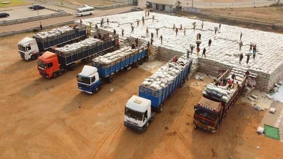 Journalist_Mind's tweet photo. ๐ฅBOOM
Made In Nigeria Rice Paddy Stacked As Pyramids In Abuja , This Is Real. Nigerian Farmers Are Making History. President Muhammadu Buhari Will Officially Unveil It Tomorrow. https://t.co/2OZEkXzjoH