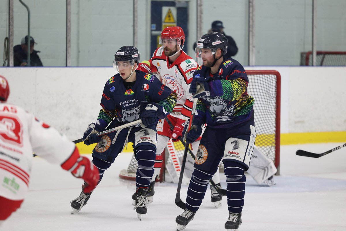 PBPhotoUK's tweet photo. A great game between the @SteeldogsIHC and the @SwinWildcats last night https://t.co/NM4s0O9UU9