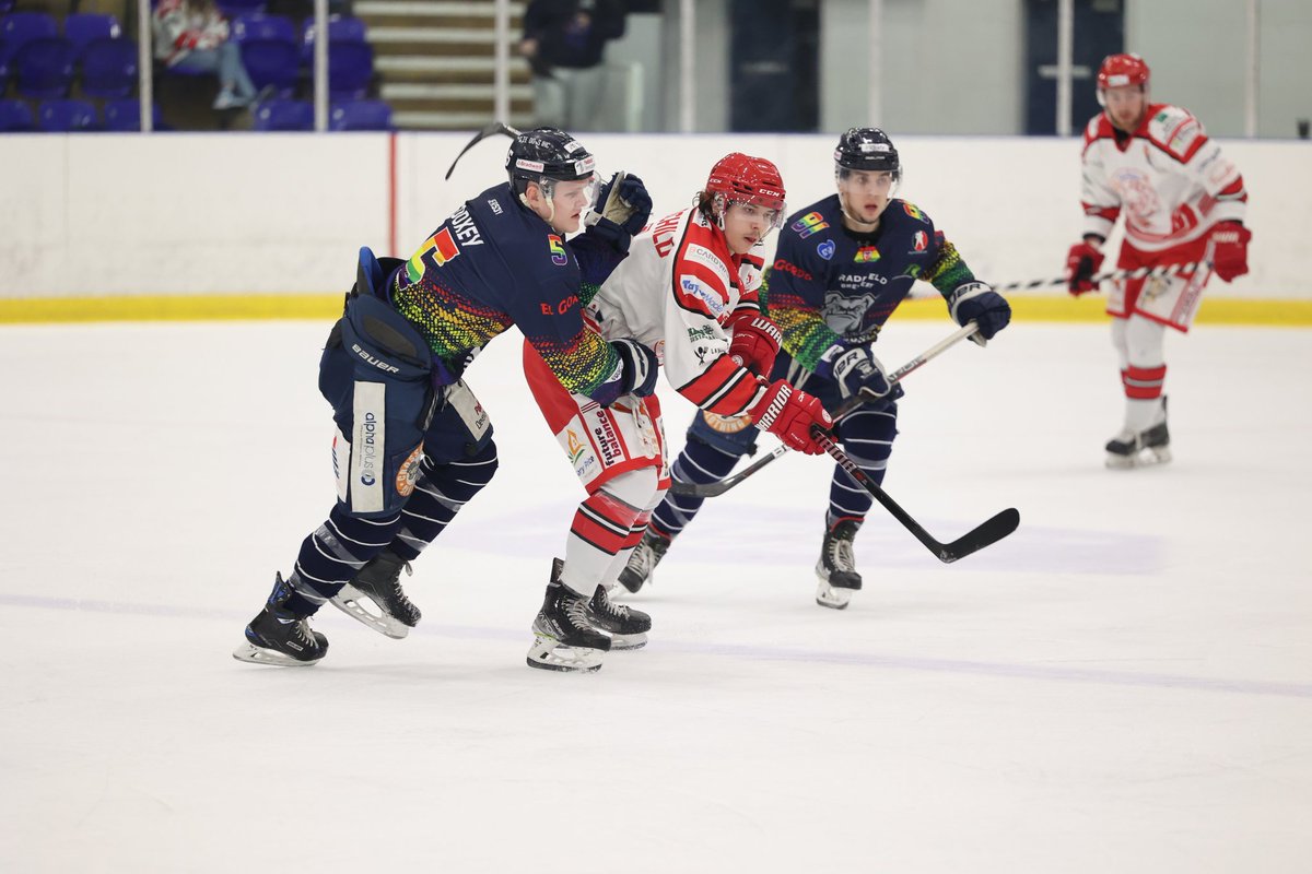 PBPhotoUK's tweet photo. A great game between the @SteeldogsIHC and the @SwinWildcats last night https://t.co/NM4s0O9UU9