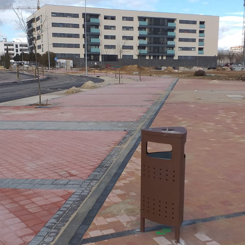 FORJAS_es's tweet photo. Con el nuevo plan urbanístico de #Torrejon, se está acondicionando una gran zona residencial y servicios denominada Aldovera. En el desarrollo urbanístico de esta zona residencial #Forjas ha suministrado e instalado la primera fase de #papelerastor.

#haciendociudad #streeturban https://t.co/HPk5xwm01N