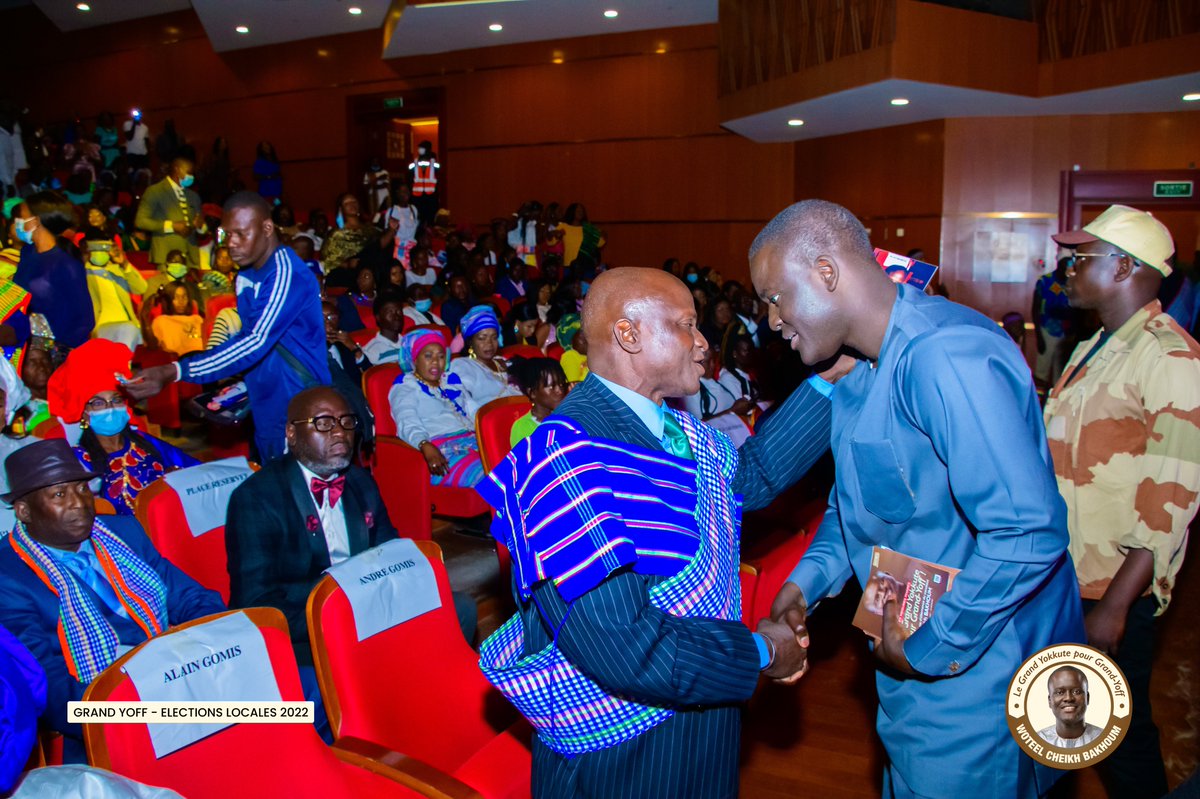 CheikhBakhoum's tweet photo. Honoré d'être parrain de la "Nuit des #Manjaks" au Grand Théâtre et de remettre l'un des prix au représentant de l'international Edouard Mendy qui est à la #CAN pour défendre les couleurs du Sénégal. Ma gratitude à la communauté Manjak et particulièrement à celle de #GrandYoff https://t.co/yX88FyCNt1