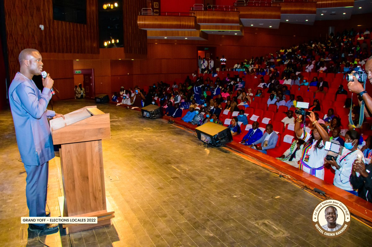 CheikhBakhoum's tweet photo. Honoré d'être parrain de la "Nuit des #Manjaks" au Grand Théâtre et de remettre l'un des prix au représentant de l'international Edouard Mendy qui est à la #CAN pour défendre les couleurs du Sénégal. Ma gratitude à la communauté Manjak et particulièrement à celle de #GrandYoff https://t.co/yX88FyCNt1