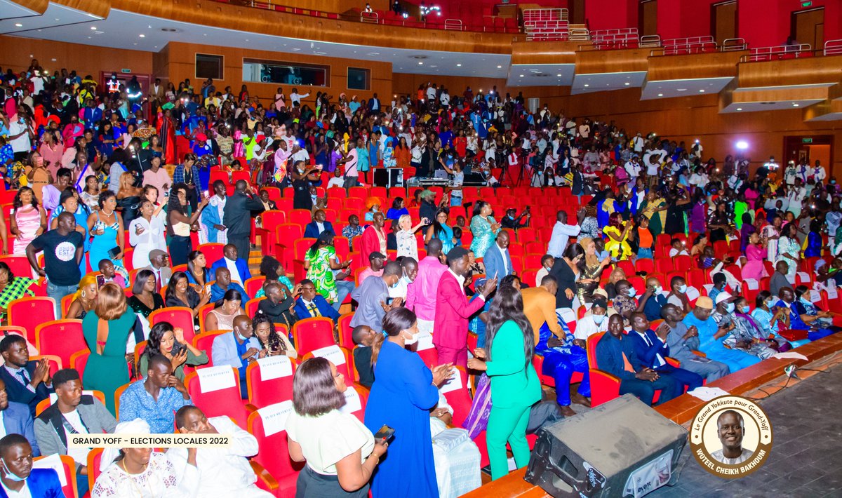 CheikhBakhoum's tweet photo. Honoré d'être parrain de la "Nuit des #Manjaks" au Grand Théâtre et de remettre l'un des prix au représentant de l'international Edouard Mendy qui est à la #CAN pour défendre les couleurs du Sénégal. Ma gratitude à la communauté Manjak et particulièrement à celle de #GrandYoff https://t.co/yX88FyCNt1