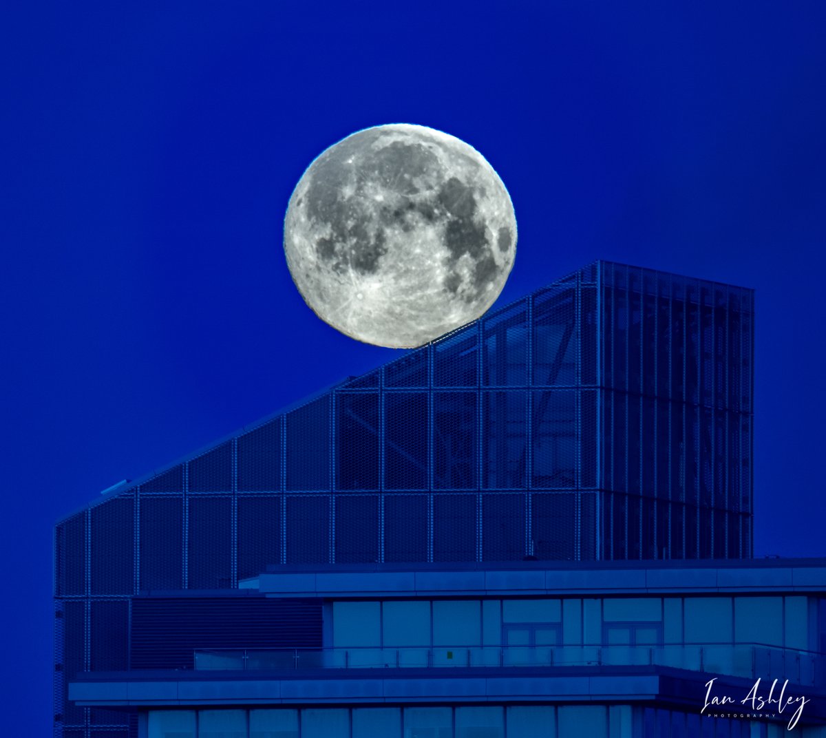 TheBadger66's tweet photo. This is not a composite; as shot from bedroom window &amp; captured the moon rolling down roof of a building during blue hour! 😉

Instagram https://t.co/bUqdI7JEpS

#ThePhotoHour #WexMondays #Sharemondays2022 #fsprintmonday #FSCaptures #streetsnap #streetphotography #PhotoOfTheDay https://t.co/j3NxzEGls3