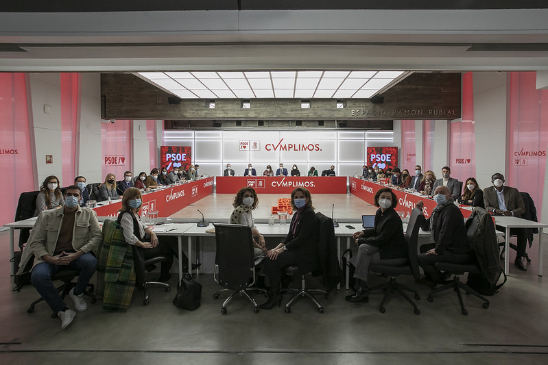 PSOE's tweet photo. Imágenes de la Reunión de la Comisión Ejecutiva Federal. 📸

📍 Desde Ferraz. 

🌹 Encabezada por nuestro Secretario General @sanchezcastejon.

#Cumplimos https://t.co/J109Piy0HG